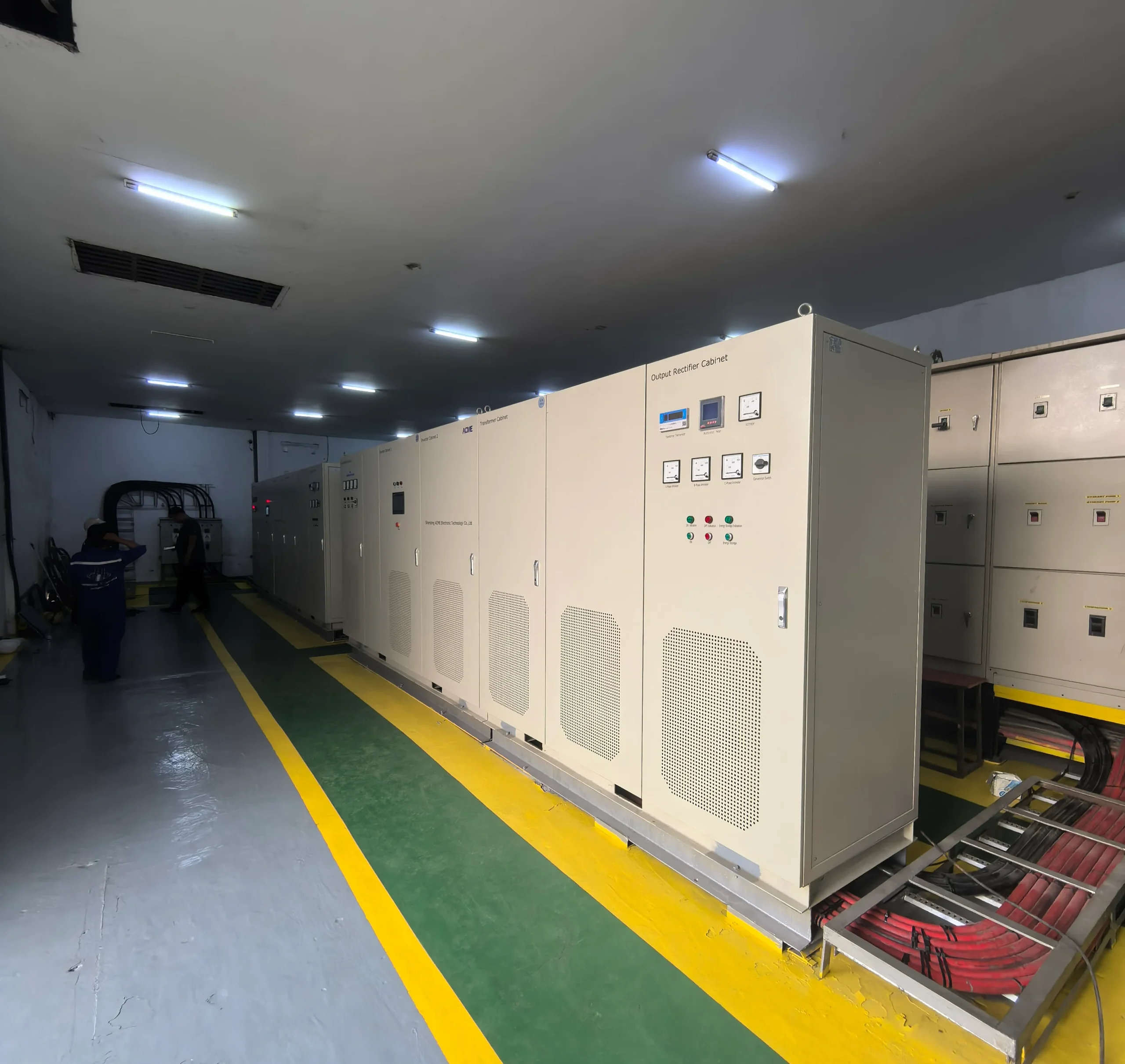 Low-voltage shore power supply equipment for commercial vessel power projects