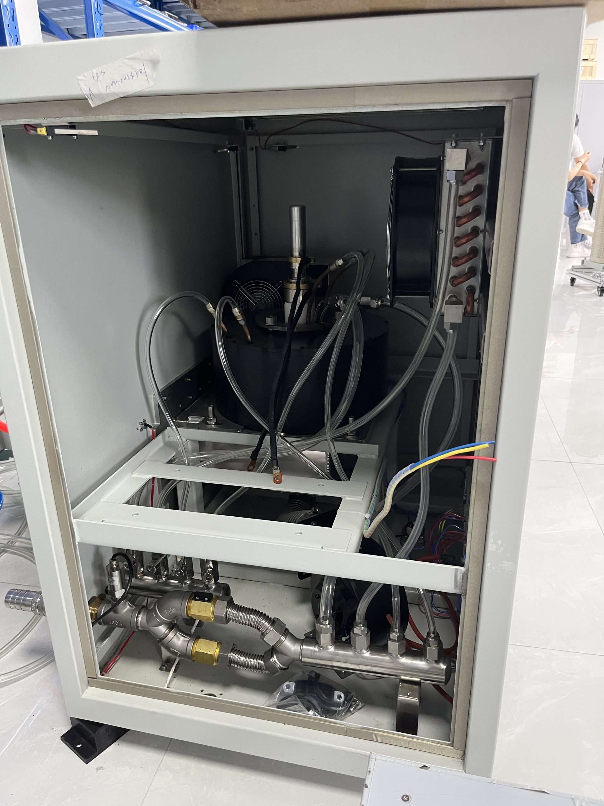 Internal piping and cooling structure of a 75 kW microwave head