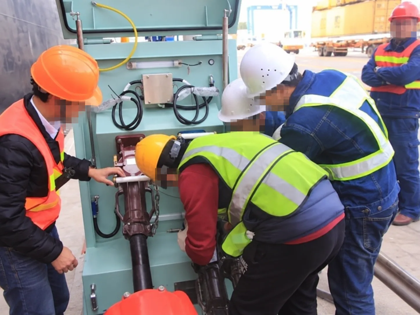 Shore power cable connection operation between vessel and berth